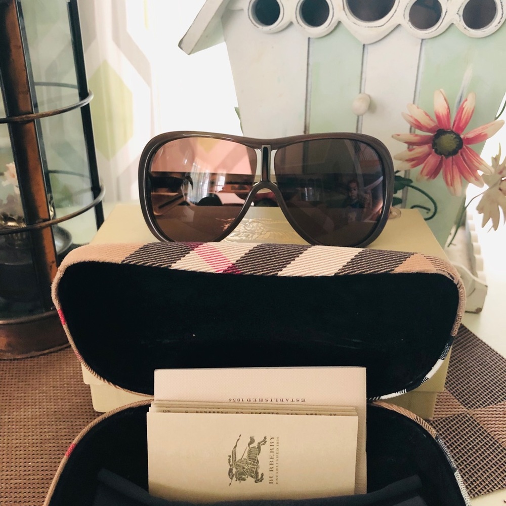 BURBERRY SUNGLASSES ❤️